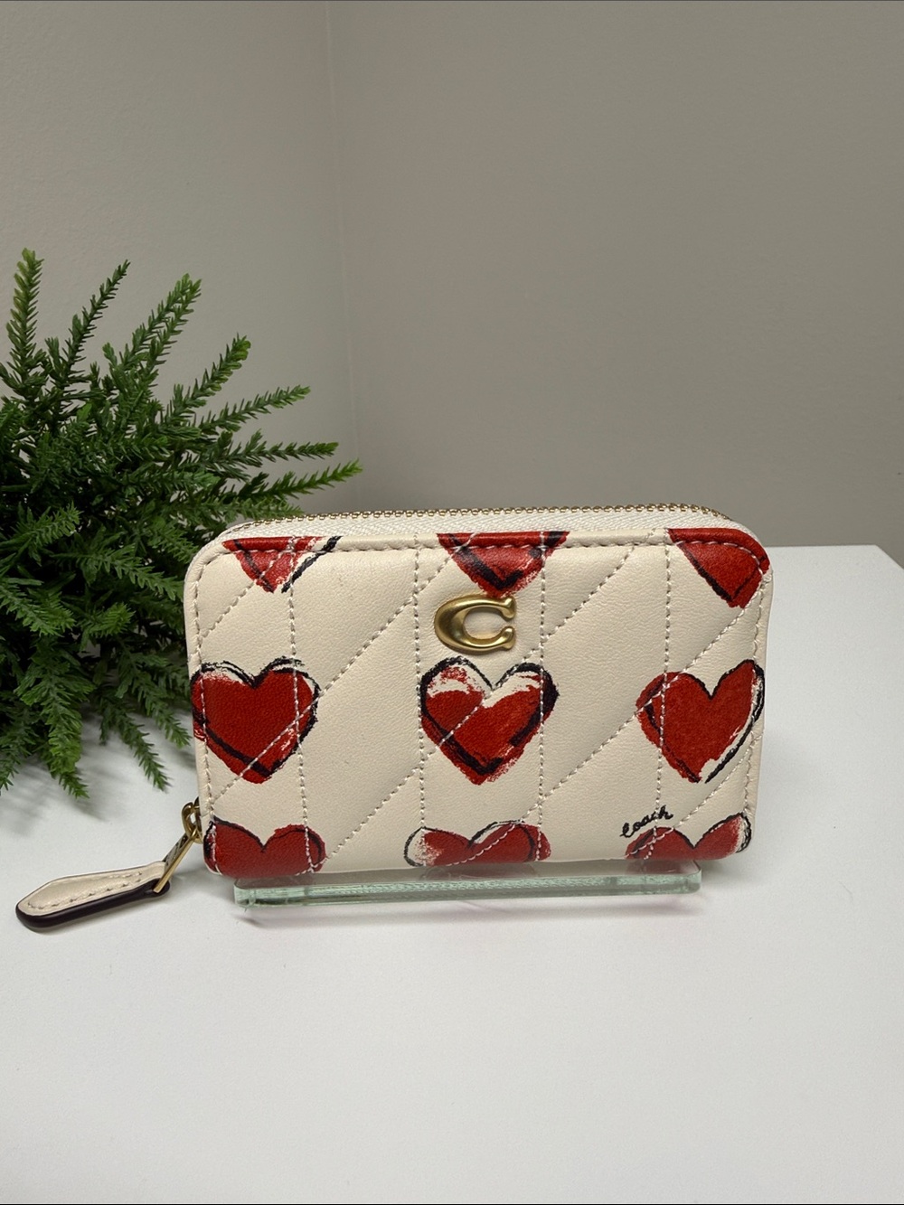 🎀 Coach Essential Small Zip Around Card Case With Quilting Heart Print